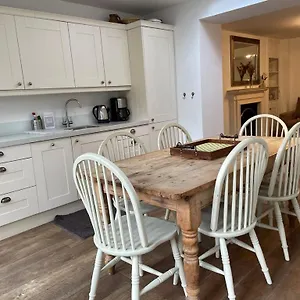 Beautiful 3 Bed Basement Flat With Garden Bath